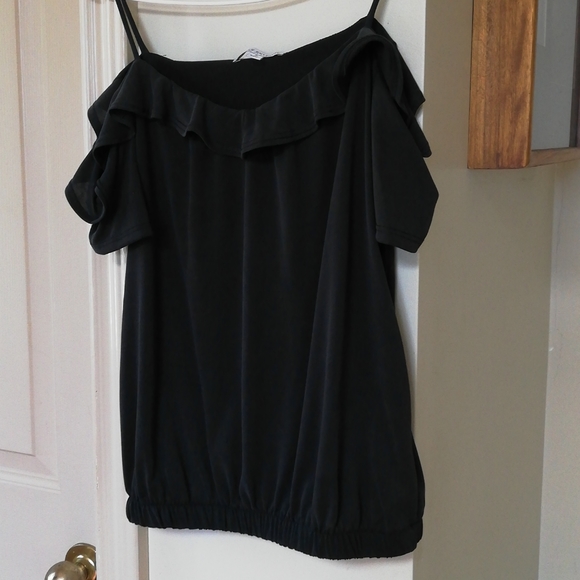 Black frilly T with cold shoulders - Picture 6 of 8